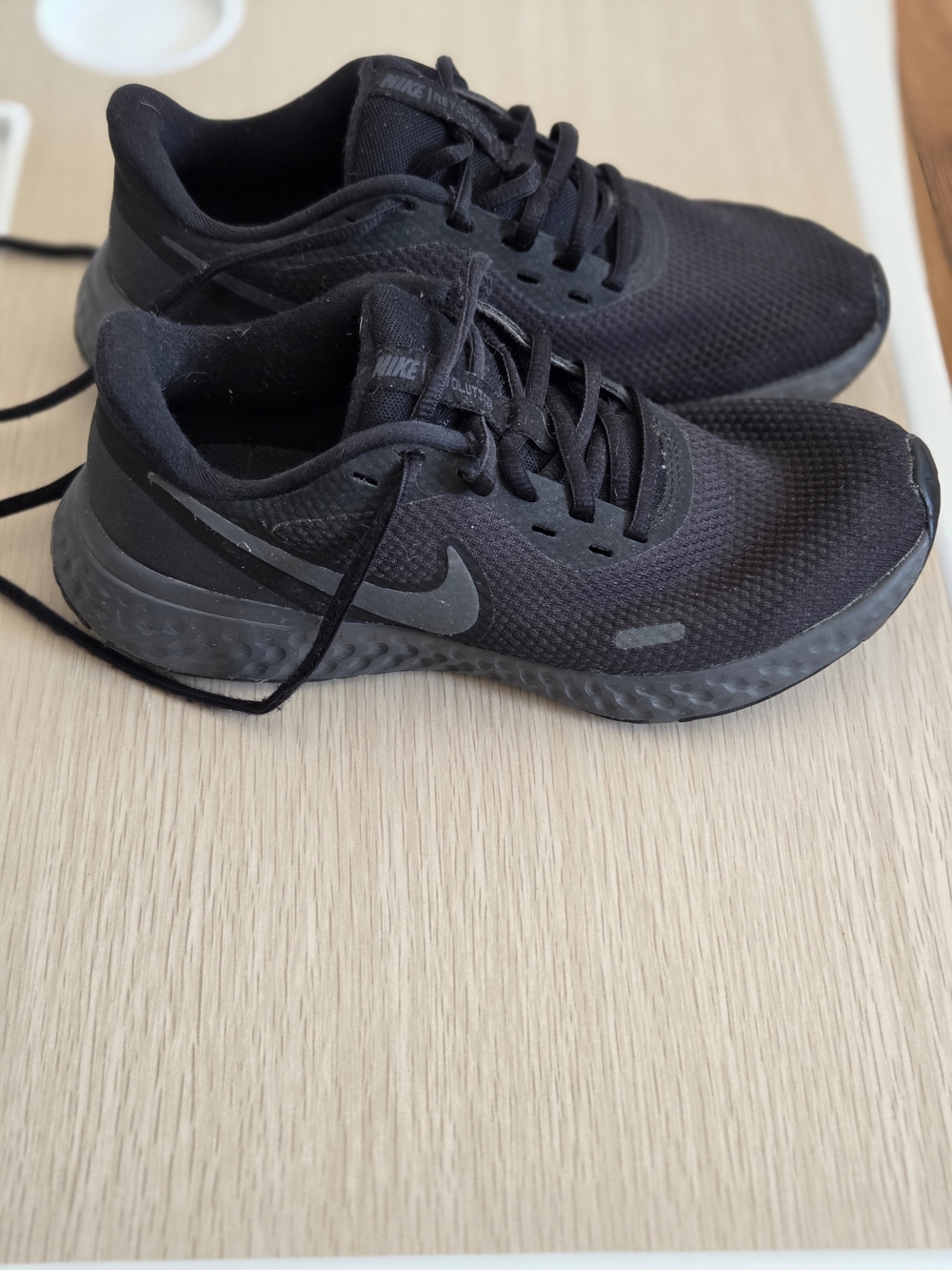 Nike Black Athletic Running Shoes with Subtle Reflective Swoosh Size 6